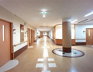 明るく開放的なホール