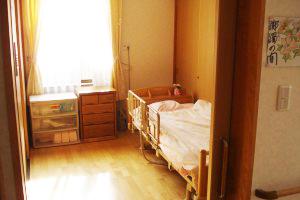 個室も完備。備え付けのベットやチェスとがあります。